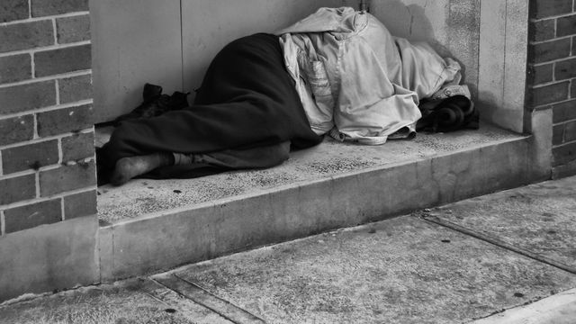 Persoană fără adăpost amendată cu 200 de euro pentru că a dormit în stradă