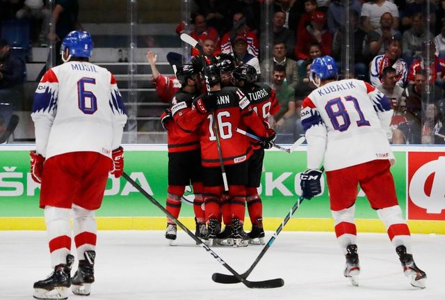 Češi si finále nezahrají, Kanada trestala chyby