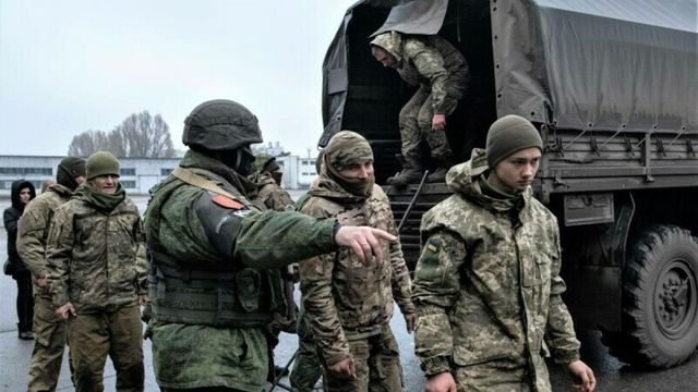 Ucraina anunță schimbul a 215 prizonieri militari, printre care șefi ai apărării de la Azovstal