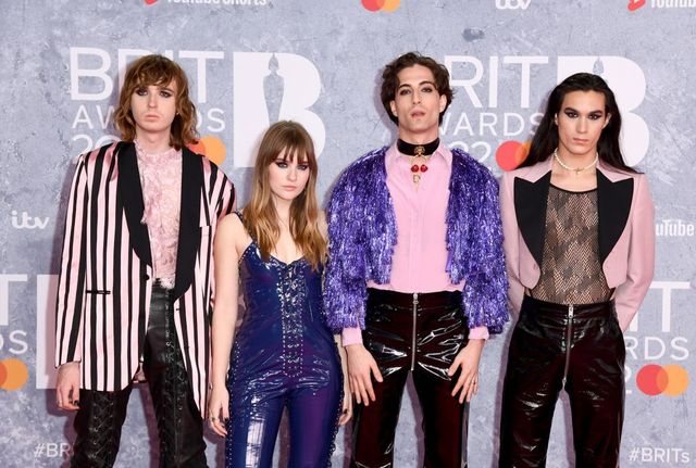 Brit Awards 2022, i Maneskin in latex conquistano il red carpet: Damiano provoca col sex toy al collo