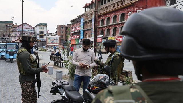Tensione tra India e Pakistan, attacchi aerei nel Kashmir