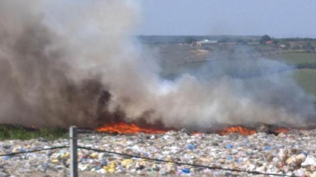 Gunoiștea de la Florești arde de trei zile