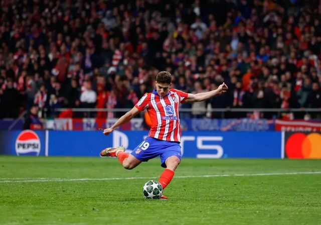 Admiten que anular el penalti de Julián Álvarez ante el Real Madrid fue injusto y reescriben la norma