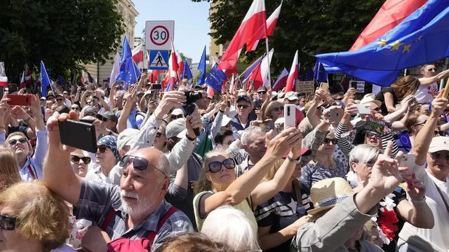 Jumatate de milion de polonezi au participat la manifestatia antiguvernamentala, la Varsovia