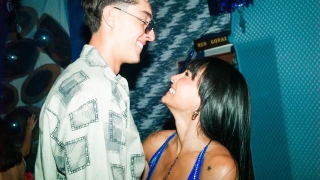 Aitana y Plex, el beso que confirma su noviazgo