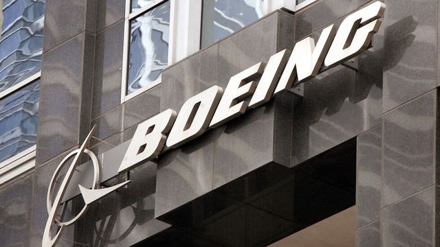 Боинг обмисля съкращаването на 10 процента от служителите си