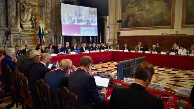 Curtea Constituțională a solicitat opinia Comisiei de la Veneția în legătură cu sancționarea etalării în public a unor simboluri