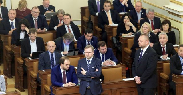 Sněmovna schválila zvýšení schodku rozpočtu na 500 miliard korun
