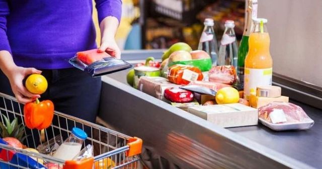 Cu cât s-au ieftinit alimentele de bază după plafonarea adaosului comercial