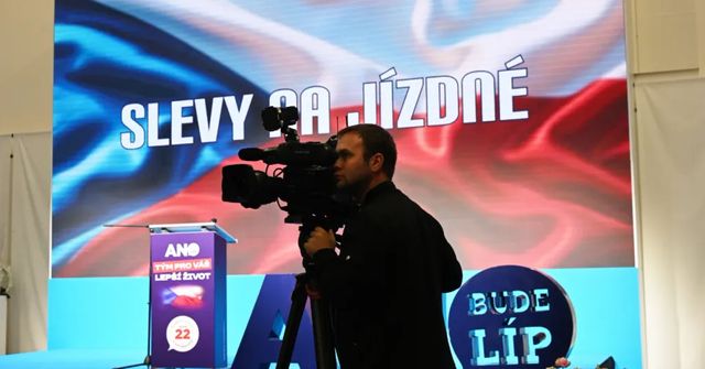 Po sečtení 15 procent okrsků vedlo hnutí ANO před Spolu a STAN