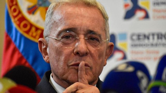 El expresidente colombiano Álvaro Uribe, condenado a 12 años de prisión domiciliaria