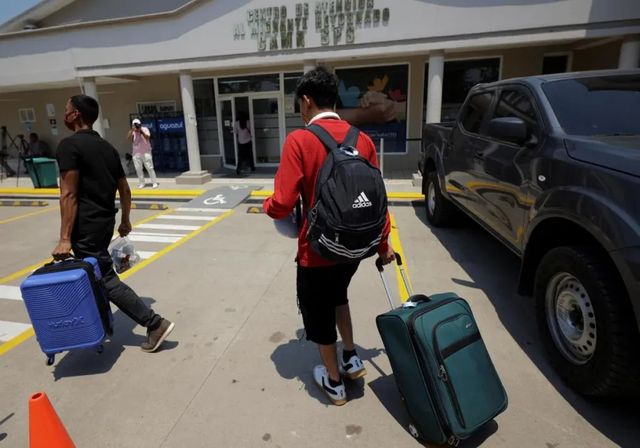 Los primeros autodeportados vuelan de Estados Unidos a Colombia y Honduras