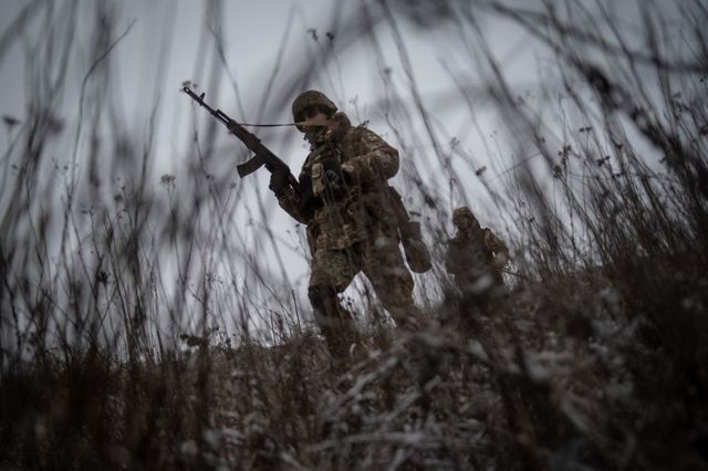 Bărbații cu vârsta de peste 60 de ani pot fi recrutați de armata ucraineană. Zelenski a promulgat legea