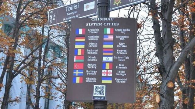 În Chișinău a fost inaugurat un pilon informativ cu denumirea orașelor înfrățite
