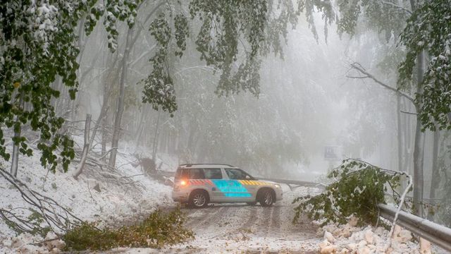 Közlekedési fennakadást és áramszünetet okozott a havazás a Mátrában