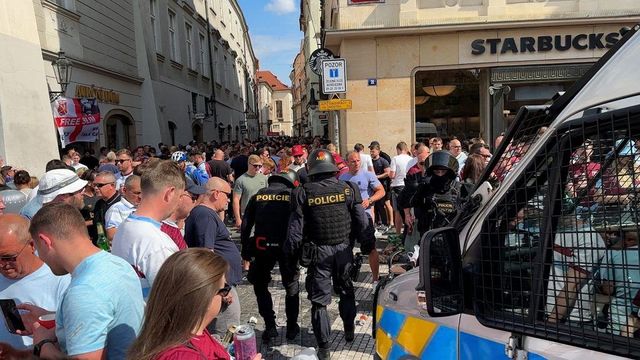 Fanoušci West Hamu zaplavili Prahu, policie zatím žádné konflikty řešit nemusí