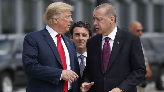 Trump vyzval Erdogana k zastavení palby, Pence odletí do Turecka