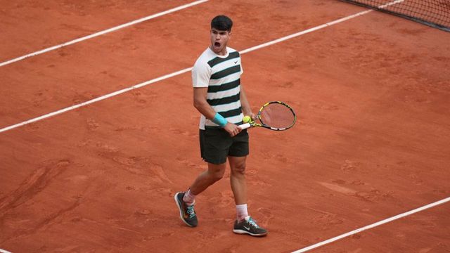 Tennis-Alcaraz bludgeons Paul to reach French Open semis, Swiatek to face Sabalenka
