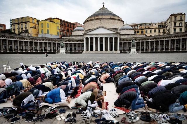 Ramadan, a Napoli la preghiera di migliaia di fedeli a piazza Garibaldi