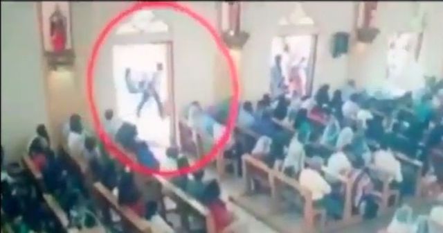 Sri Lanka, il video del presunto kamikaze mentre entra in chiesa
