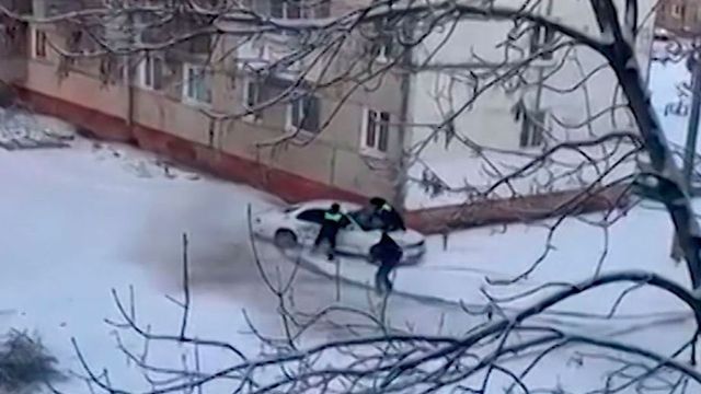 В Биробиджане задержан прокативший на капоте полицейского водитель