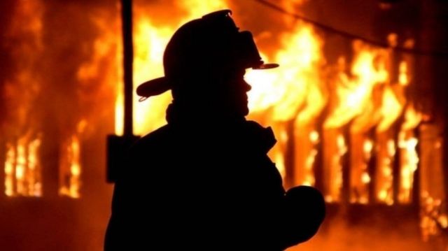 При пожаре в нежилом здании в Пятигорске были повреждены четыре квартиры