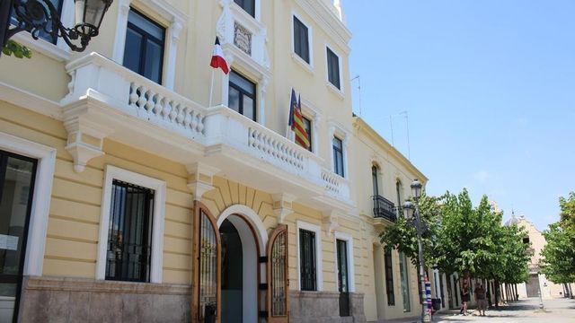 El vicealcalde de un municipio de Valencia, a una concejala: “Tan abierta que eres, cuando quieras hacemos un trío”