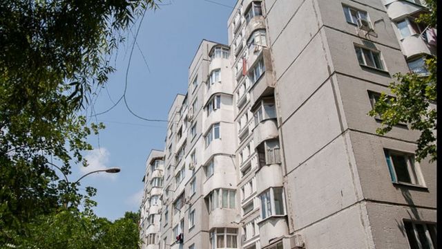 Tragedie în capitală: Un bărbat beat a căzut în gol de la etajul șase al unui bloc de locuit