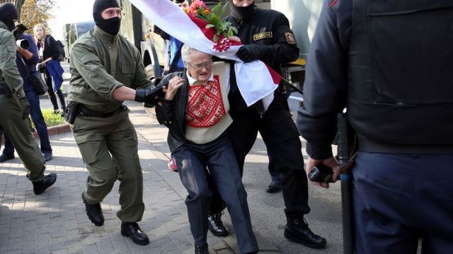 Sute de femei arestate în Belarus, inclusiv bunica devenită simbol al protestelor