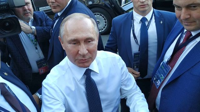 Песков объяснил выход Путина к жителям Екатеринбурга