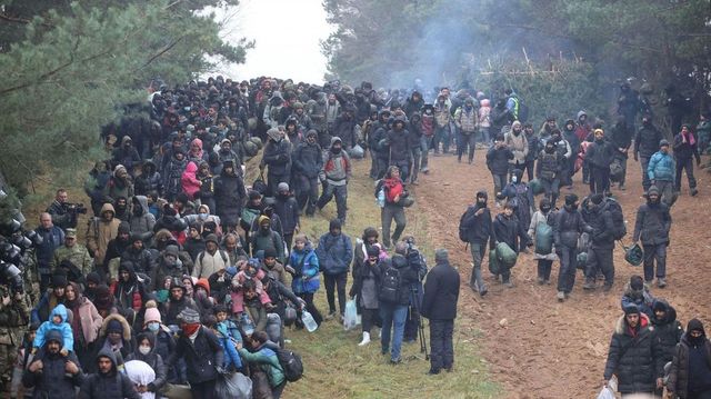 În jur de 100 de migranți au fost arestați de forțele de securitate poloneze