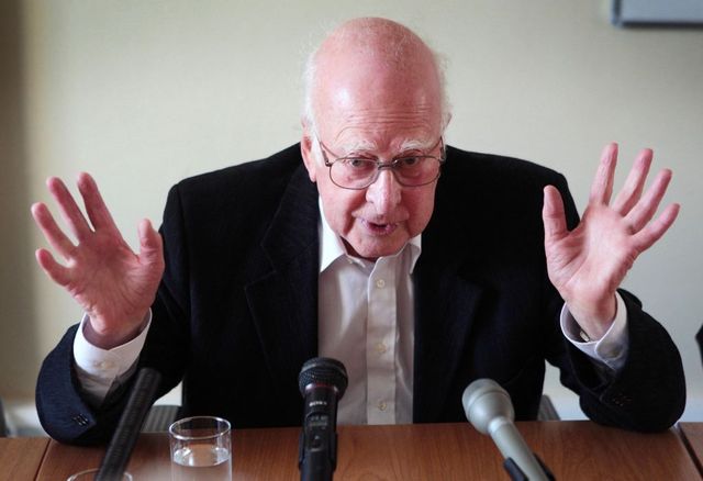 Fizicianul Peter Higgs, cel care a descoperit „particula lui Dumnezeu”, a murit