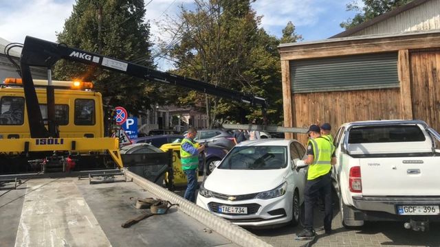 Precizările edilului Capitalei privind evacuarea mașinilor din curțile blocurilor