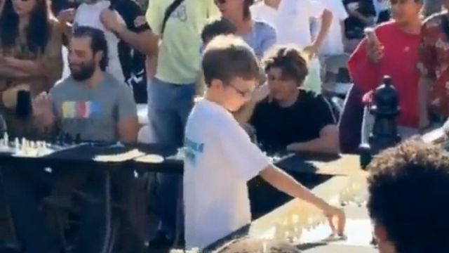 Un copil cu origini românești uimește Franța: Luca are doar 9 ani și a înfruntat simultan 12 adversari la șah