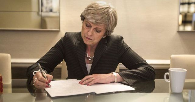 Premiérka Theresa Mayová v pátek rezignuje, oznamují britská média