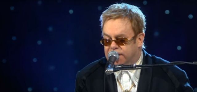 Koncert közben ment el a hangja Elton Johnnak