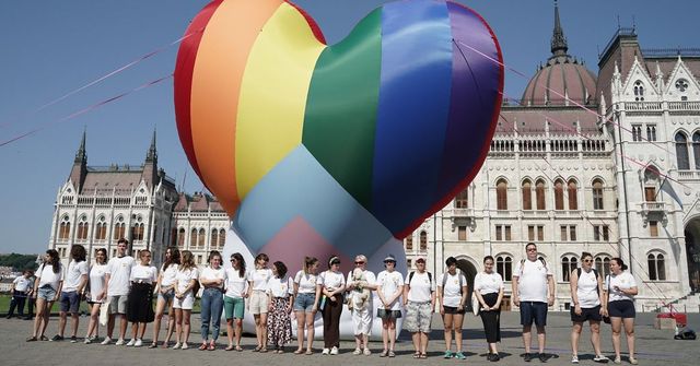 Az EP szerint el kellene ismerni az azonos neműek házasságát és élettársi kapcsolatát