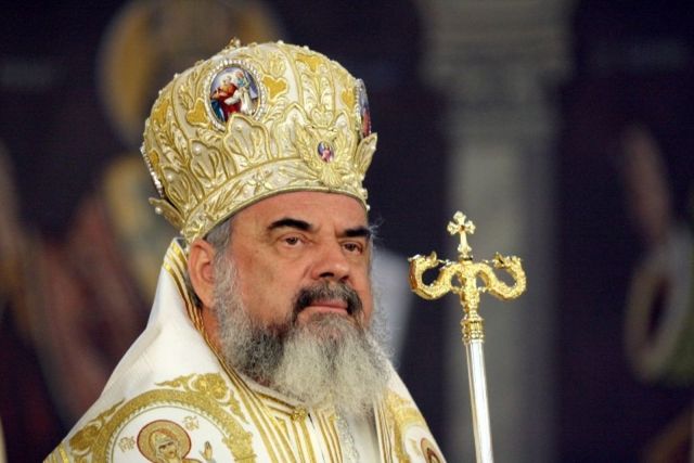 Patriarhul Daniel îi dă temă Monicăi Anisie