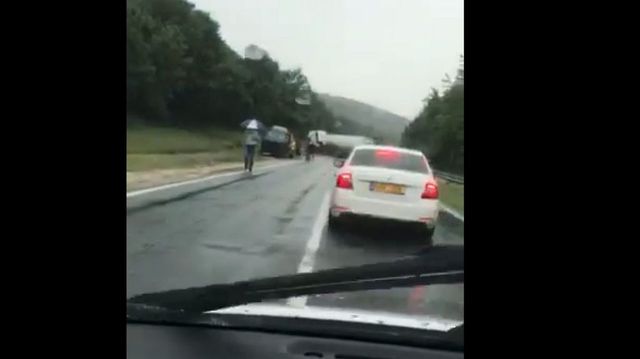 Ambuteiaje pe traseul Chișinău - Leușeni după ce o autospecială a lovit violent un automobil