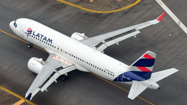 Malore dopo il decollo, muore il pilota del volo Miami-Santiago: atterraggio di emergenza