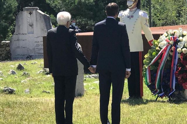 Mattarella a Basovizza, mano nella mano con Pahor
