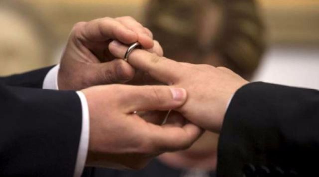 Grecia, il Parlamento approva la legge sul matrimonio civile gay