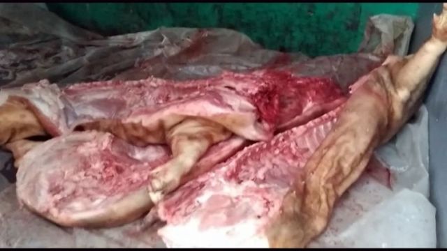 Carne transportată în condiții greu de descris, confiscată de poliție