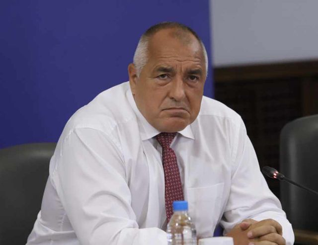 Томислав Дончев призна за трите варианта за сдаване на властта, но няма решение