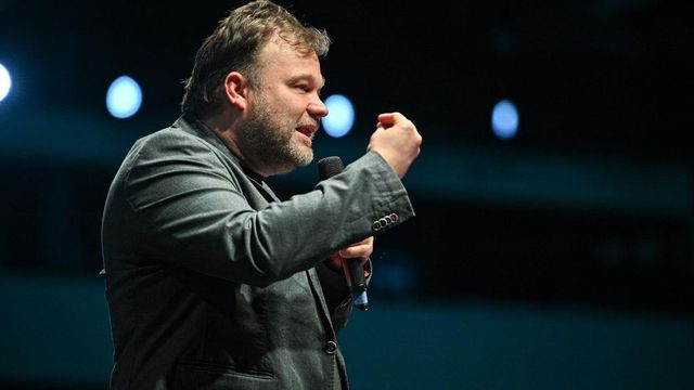 Visszavonja Aranyosi Péter humorista Karinthy-gyűrűjét az állami média