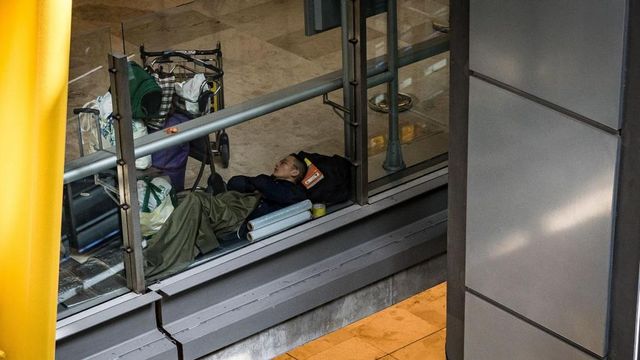 Aena restringirá los accesos nocturnos para evitar que los sintecho pernocten en Barajas