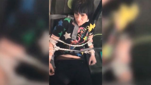 Неадекватную пассажирку связали скотчем на борту самолета