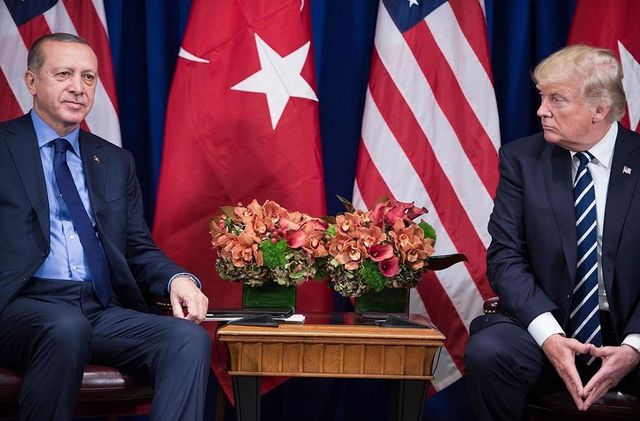 Trump se pregătește să impună sancțiuni economice Turciei din cauza incursiunii în Siria