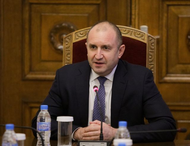 Радев обяви Борисов за основен диспечер на порции в бизнес с обществени поръчки
