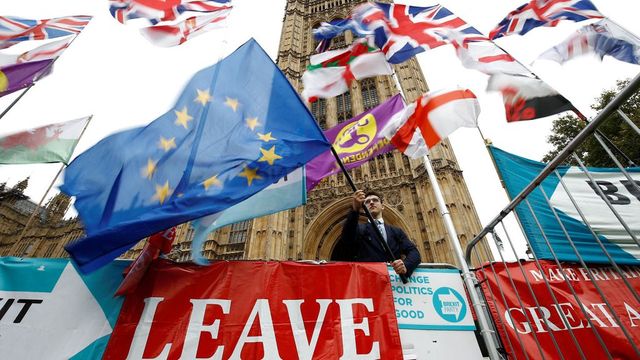 Náklady na odchod Velké Británie z EU už stály zemi 130 miliard liber, podle Bloombergu tamní ekonomika kvůli brexitu zaostává
